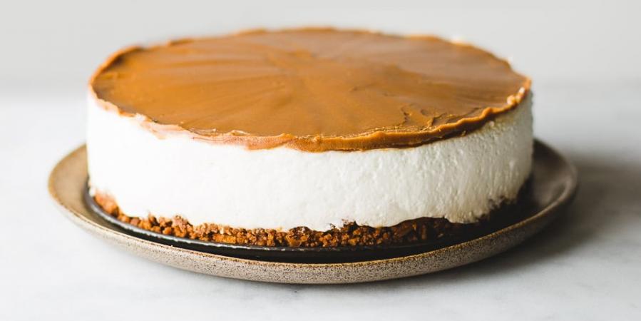 Speculoos cheesecake with speculoos spread and speculoos crumble